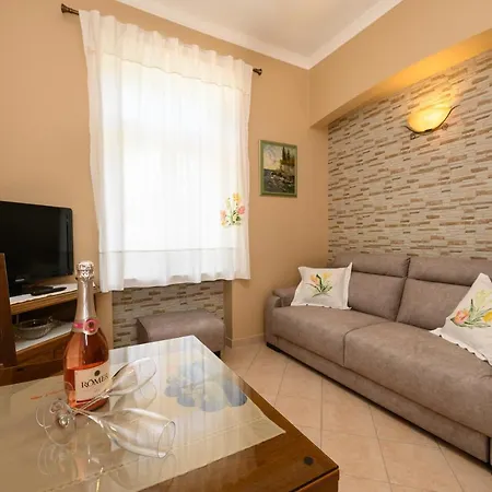 Salona Apartment *