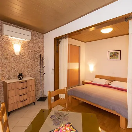 Salona Apartment *