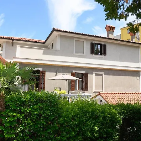 Salona Apartment *